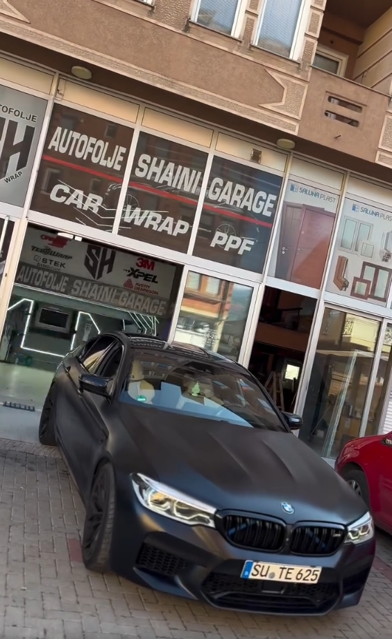 Detaje të ndriçuara në një veturë